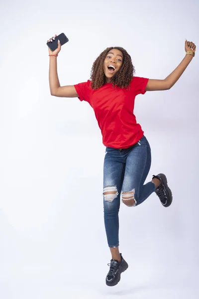 Vertikal Bild Lycklig Afrikansk Kvinna Som Hoppar Spänning — Stockfoto