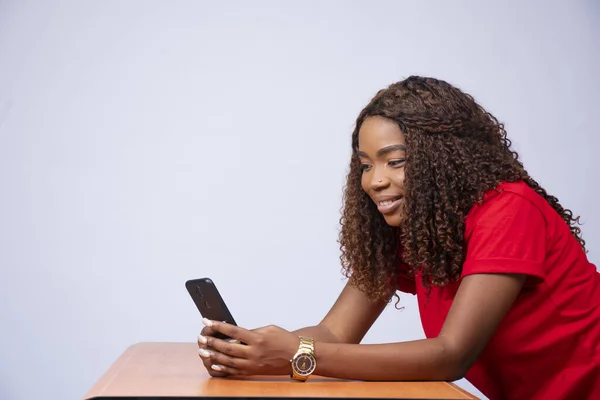 Uma Foto Close Uma Jovem Negra Usando Seu Telefone — Fotografia de Stock