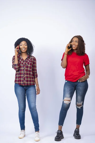 Vertical Shot Two Black Females Smiling Making Phone Calls — Stock Photo, Image