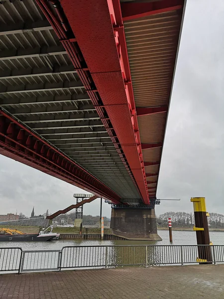 Tiro Vertical Ângulo Baixo Friedrich Ebert Bridge Sob Céu Nublado — Fotografia de Stock