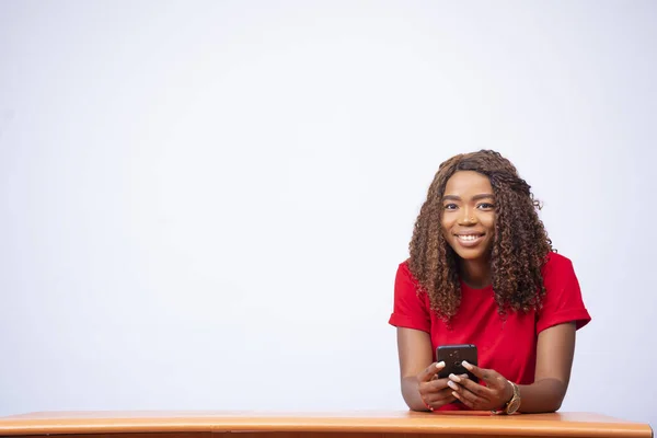 Een Mooie Jonge Zwarte Dame Zit Aan Een Bureau Gebruikt — Stockfoto