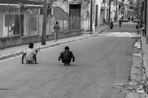 Uma Foto Tons Cinza Crianças Skates Uma Rua — Fotografia de Stock