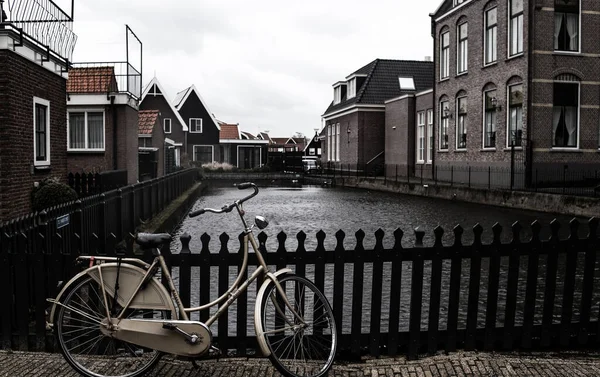 Una Hermosa Vista Una Bicicleta Estacionada Puente Sobre Canal Volendam —  Fotos de Stock