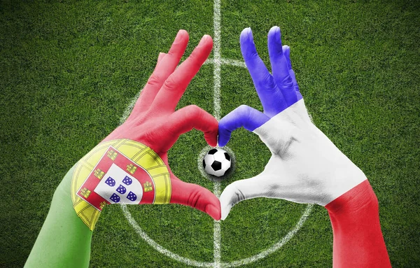 Руки Человека Образуют Сердце Флагами Португалии Франции Любовь Футбольной Концепции — стоковое фото