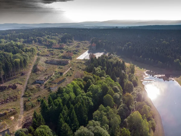 Flygfoto Över Ruinerna Gammal Industrianläggning Harzbergen Bredvid Konstgjord Damm — Stockfoto