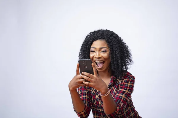 Una Joven Mujer Africana Feliz Usando Teléfono Sintiéndose Emocionada Por — Foto de Stock