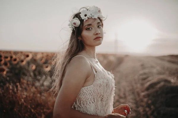 Una Giovane Femmina Con Bel Vestito Godersi Natura Sul Campo — Foto Stock