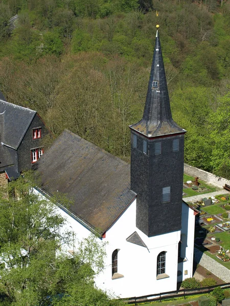 Pionowe Ujęcie Kościoła Martinus Solingen Burg — Zdjęcie stockowe