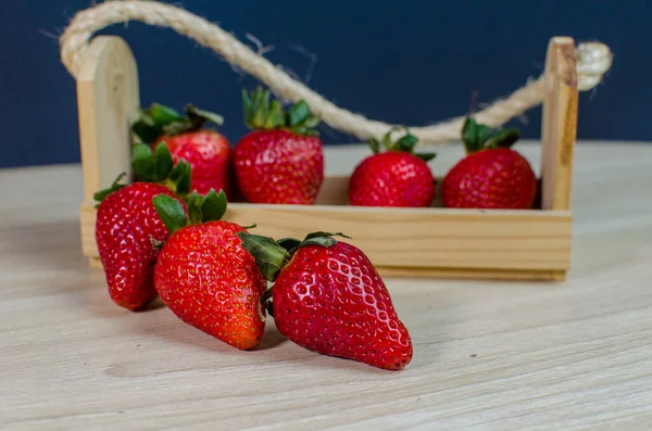 Tiro Selectivo Del Foco Fresas Tazón Madera Árbol Lado — Foto de Stock