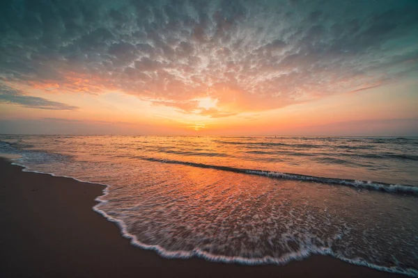 Een Prachtig Shot Van Een Strand Onder Een Lichtende Kleurrijke — Stockfoto