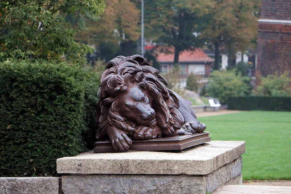 Uma Estátua Leão Bronze Frente Portão Holsten Lubeck Schleswig Holstein — Fotografia de Stock