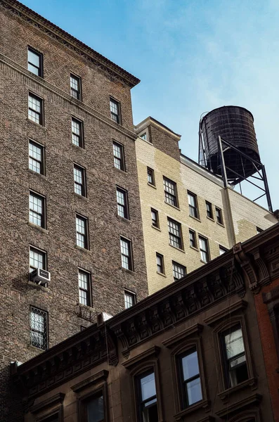 建物の垂直低角度ショット — ストック写真