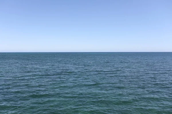 Una Hermosa Toma Mar Suave Sobre Fondo Cielo Claro — Foto de Stock