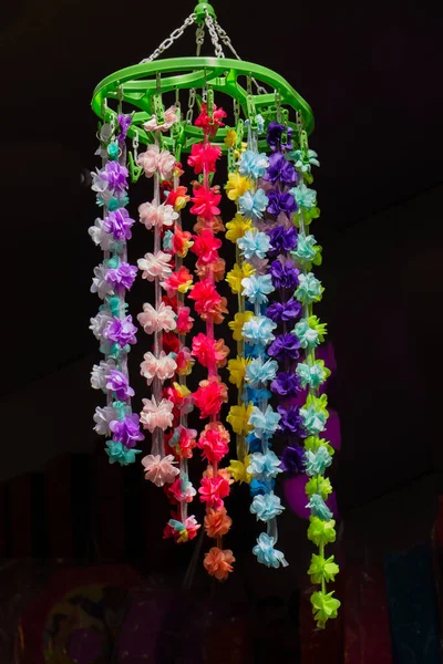 色とりどりの花が飾られた吊るし飾りの縦長のショット — ストック写真
