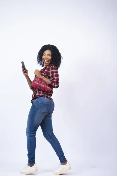 Vertical Shot Excited Young African Woman Walking Sideways While Using — 图库照片