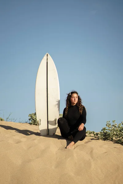 Plano Vertical Joven Surfista Europeo Sentado Una Playa Arena —  Fotos de Stock