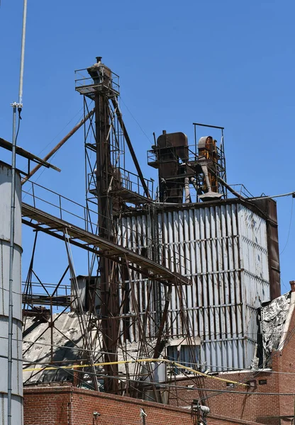 一个废弃的老工业设施的垂直拍摄 — 图库照片