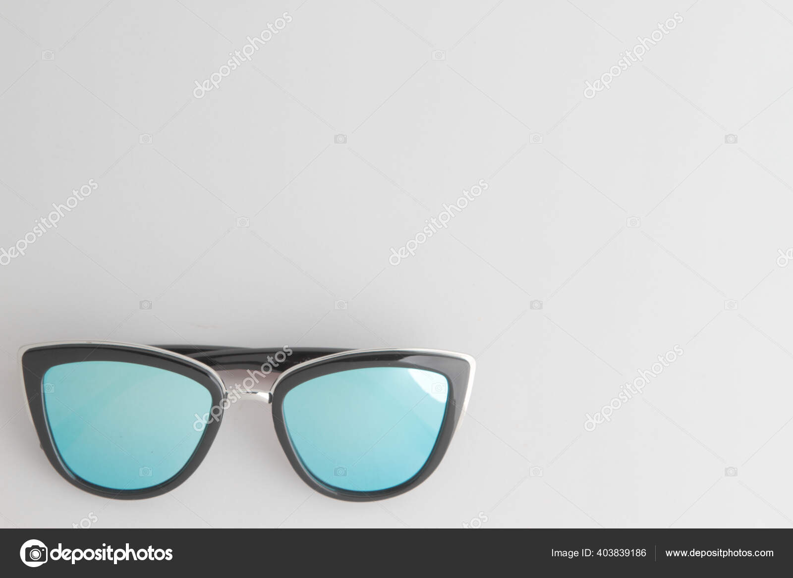 Una Vista Superior Gafas Sol Cristales Azules Aislados Sobre: fotografía de stock © Wirestock #403839186 | Depositphotos