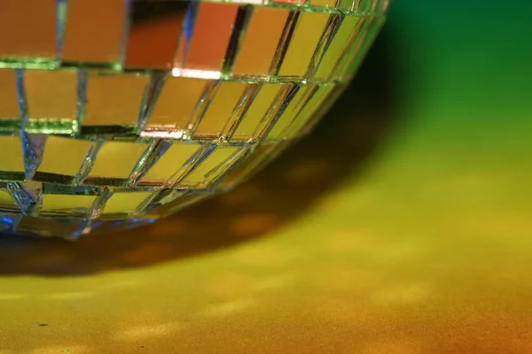 Close Uma Bola Espelho Disco Fundo Colorido — Fotografia de Stock