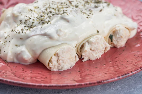 Primer Plano Plato Canelones Rellenos Con Ricotta Servido Con Salsa — Foto de Stock