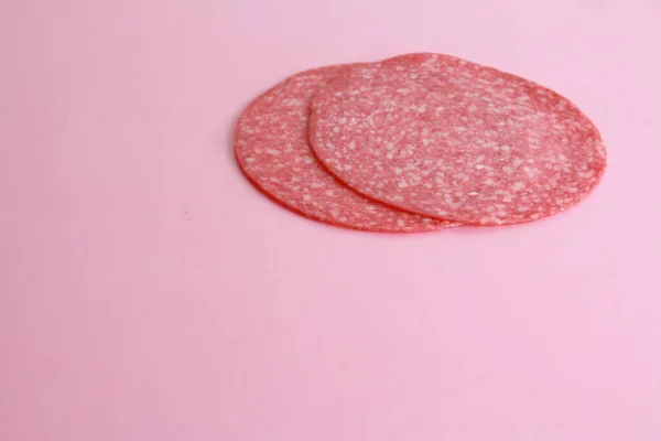 Tiro Perto Fatias Salame Fundo Colorido — Fotografia de Stock