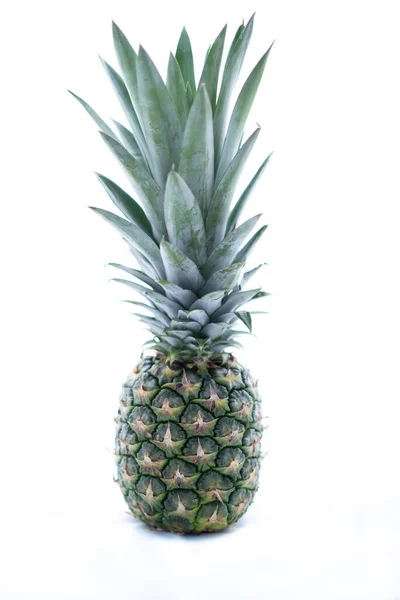 Eine Vertikale Aufnahme Einer Einzelnen Ananas Isoliert Auf Weißem Hintergrund — Stockfoto