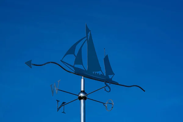 Een Lage Hoek Opname Van Een Schip Als Wind Indicator — Stockfoto