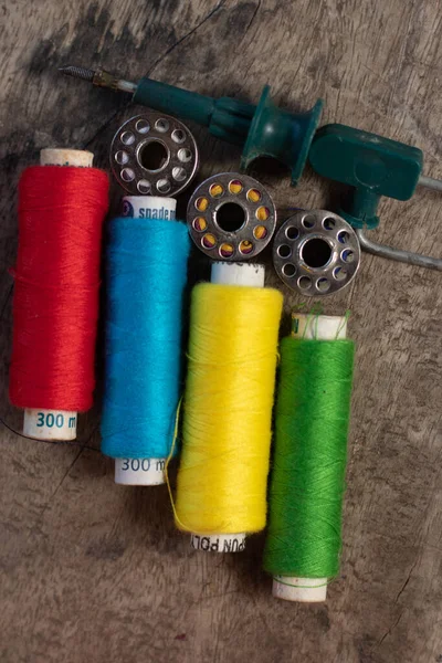 宾加鲁 2020年7月11日 在木制桌子上缝制彩线 从顶部看纺织品工具 纺织和时尚界工具和配件背景 — 图库照片