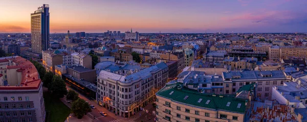 Letonya Riga Nın Başkenti Terbatas Caddesinin Alacakaranlıktaki Hava Görüntüsü — Stok fotoğraf
