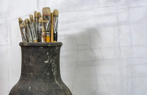 Conjunto Escovas Largas Para Pintura Fica Jarro Barro Fundo Lona — Fotografia de Stock