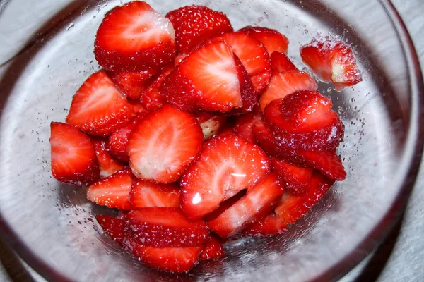 Eine Nahaufnahme Von Frischen Erdbeeren Scheiben Geschnitten Den Topf — Stockfoto