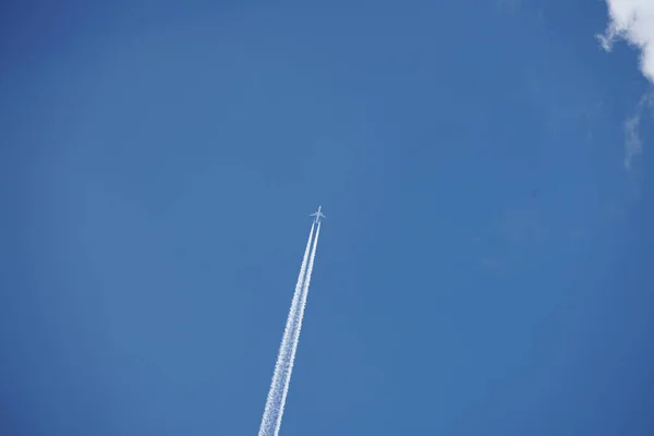 結露路のある飛行機の低角度のショット — ストック写真