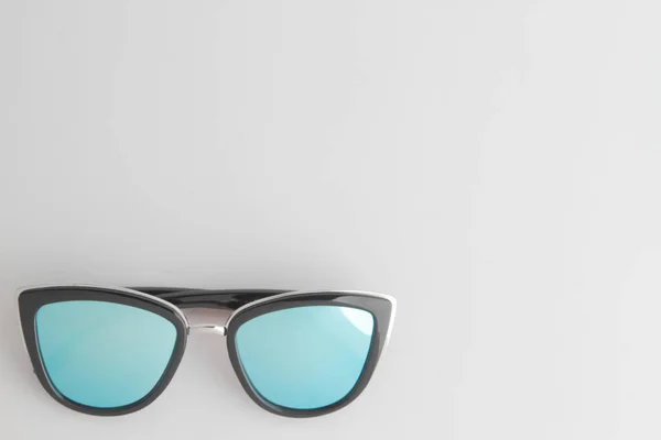 Una Vista Superior Gafas Sol Con Cristales Azules Aislados Sobre —  Fotos de Stock