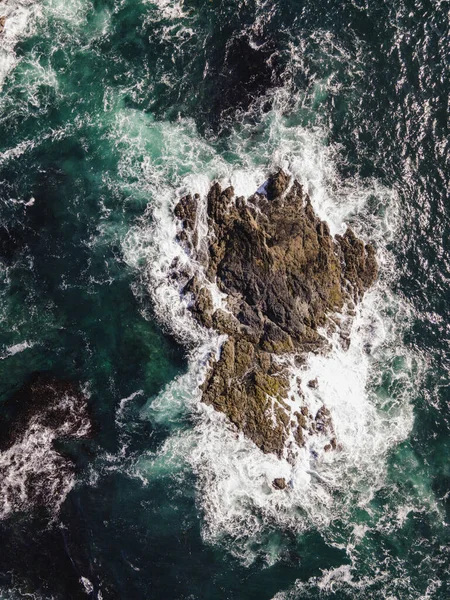 Een Antenne Verticaal Schot Van Een Zee Met Wankele Stones — Stockfoto