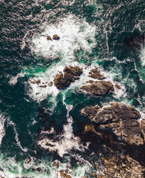 Eine Vertikale Luftaufnahme Eines Meeres Mit Felsigen Steinen — Stockfoto