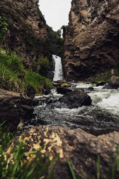 Piękna Sceneria Potężnego Wodospadu Otoczonego Skalistymi Klifami Zielenią — Zdjęcie stockowe