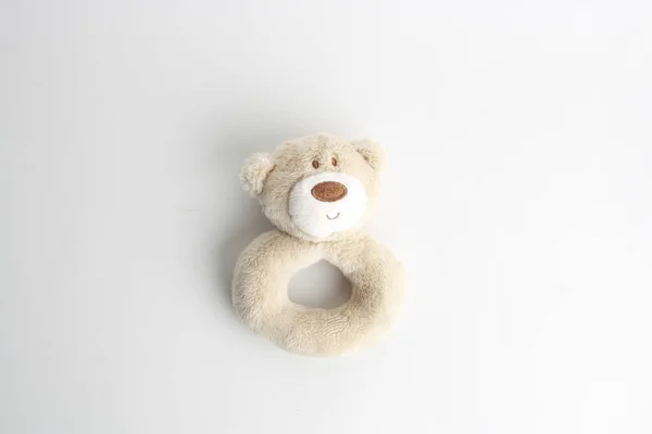 Een Oppere Uitzicht Van Een Schattige Teddybeer Rammelaar Een Wit — Stockfoto