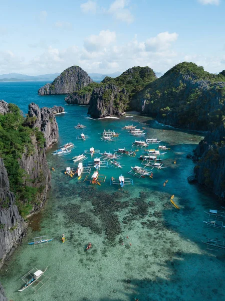 Die Boote Auf Dem Meer Umgeben Von Bergen Unter Dem — Stockfoto