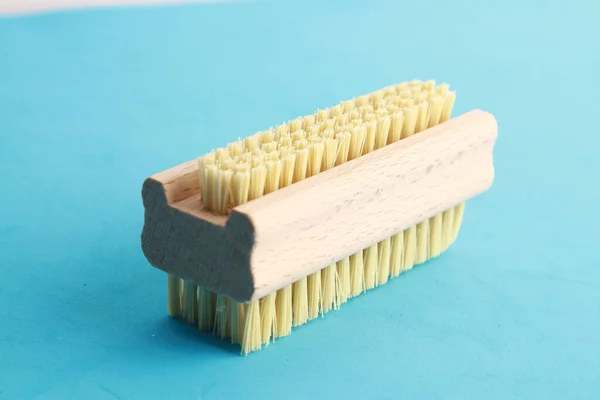 Eine Holzbürste Zur Nagelreinigung Auf Blauem Hintergrund — Stockfoto