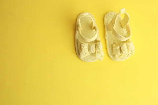 Amarillo Lindo Bebé Sandalias Con Arco Una Superficie Amarilla —  Fotos de Stock