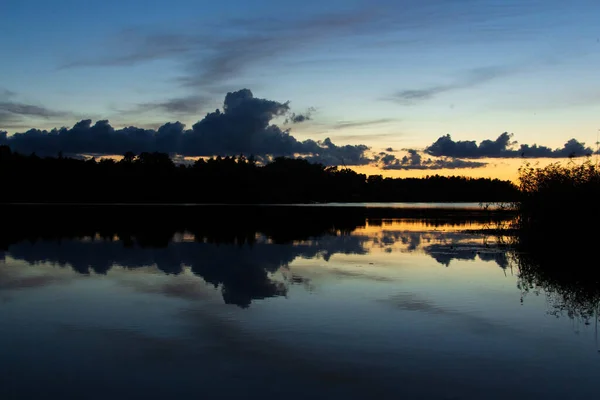 Ein Panoramabild Eines Sees Bei Sonnenuntergang — Stockfoto