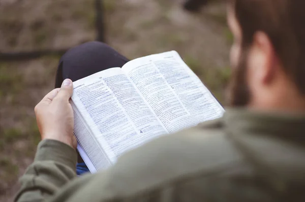 Focalizare Selectivă Unui Bărbat Care Citeşte Sfânta Biblie — Fotografie, imagine de stoc