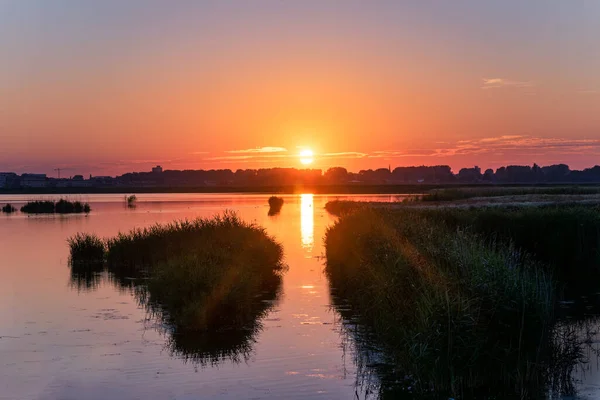 Прекрасний Знімок Заходу Сонця Над Озером — стокове фото