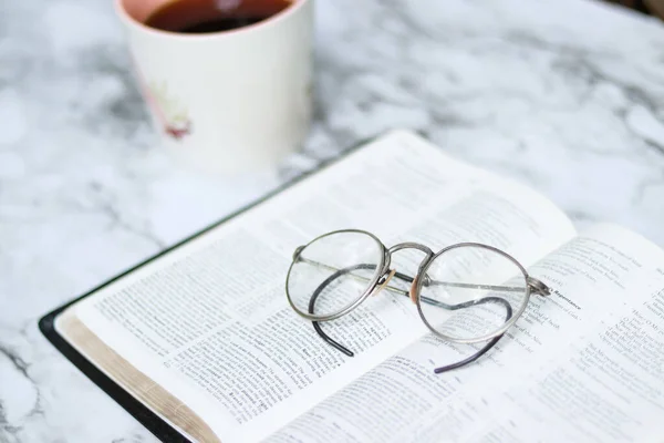 Ein Weicher Fokus Einer Brille Auf Einer Offenen Bibel Auf — Stockfoto
