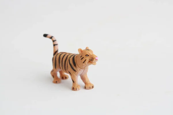 Крупним Планом Маленька Тигрова Іграшка Сірій Поверхні Під Вогнями — стокове фото