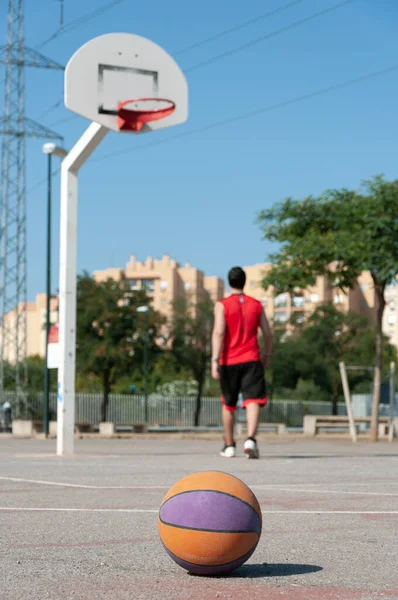 Mise Point Sélective Verticale Ballon Basket Dans Court Avec Joueur — Photo