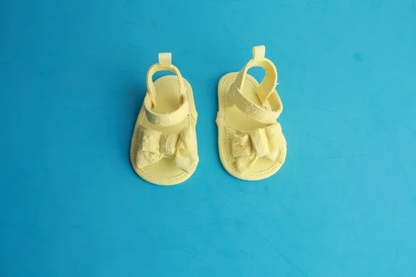 Yellow Cute Baby Sandals Bow Blue Surface — Stockfoto