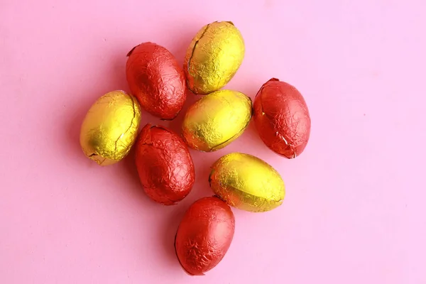 Barevná Velikonoční Čokoládová Vejce Růžovém Povrchu — Stock fotografie