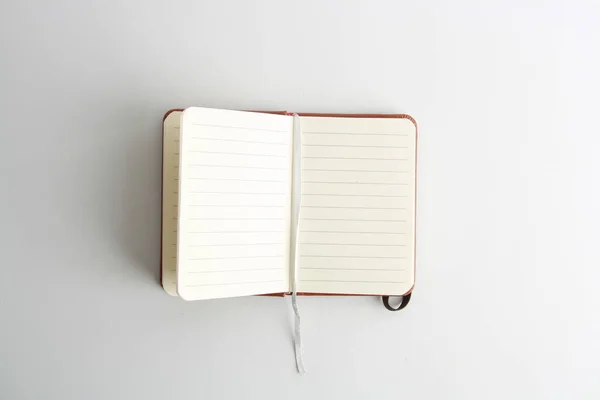 Primo Piano Notebook Aperto Pelle Marrone Sfondo Bianco — Foto Stock