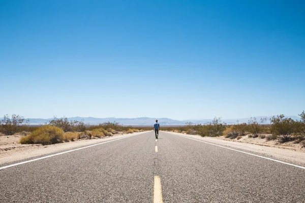 Man Walking Mojave Desert California — Stock Photo, Image